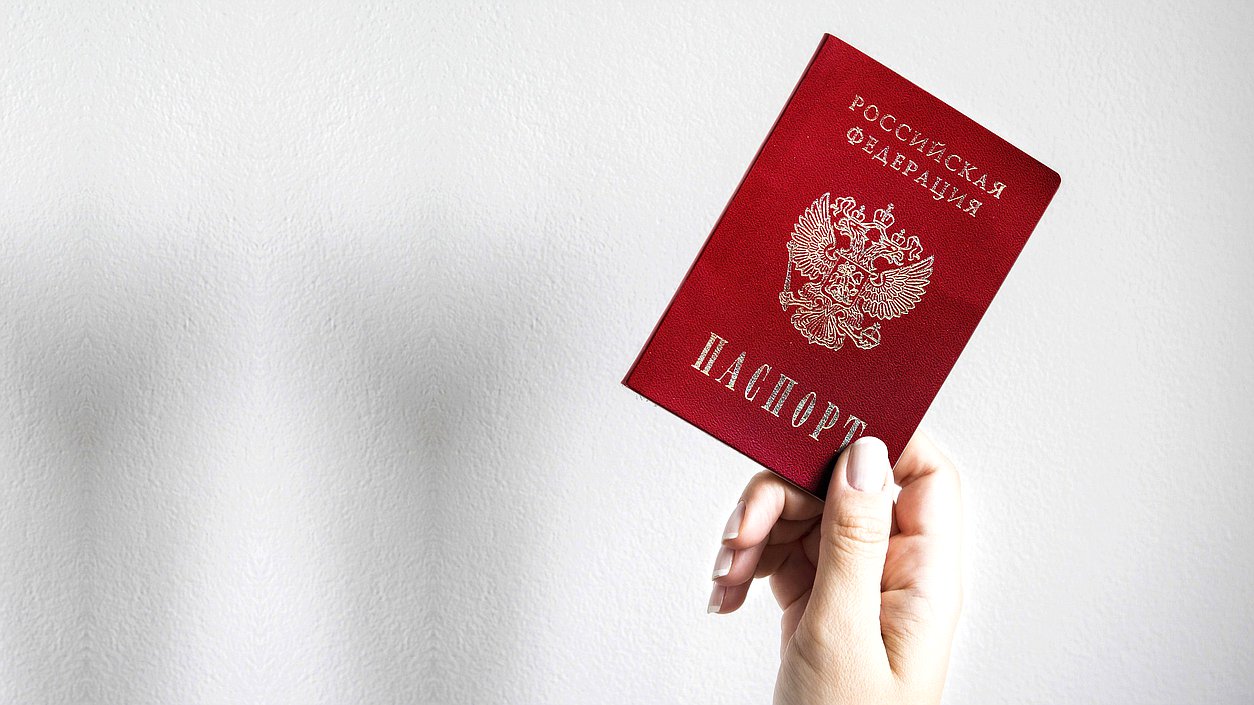 Утверждено постановление о продлении срока действия российских паспортов