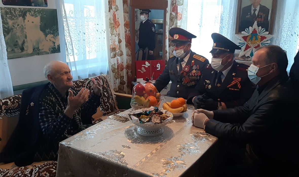 Полицейские поздравили с Днем Победы участника ВОВ