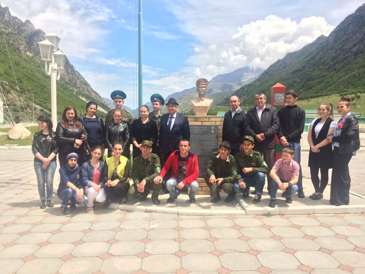 Школьники Верхней Балкарии поздравили пограничников