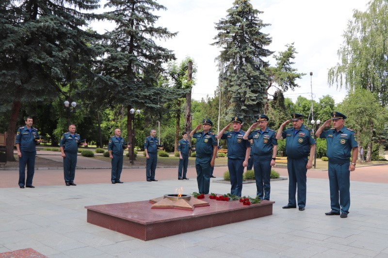 В Нальчике сотрудники МЧС почтили память погибших в Великой Отечественной войне