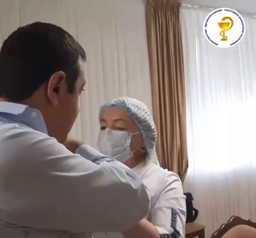  Министр здравоохранения КБР Рустам Калибатов прошёл вакцинацию против коронавируса