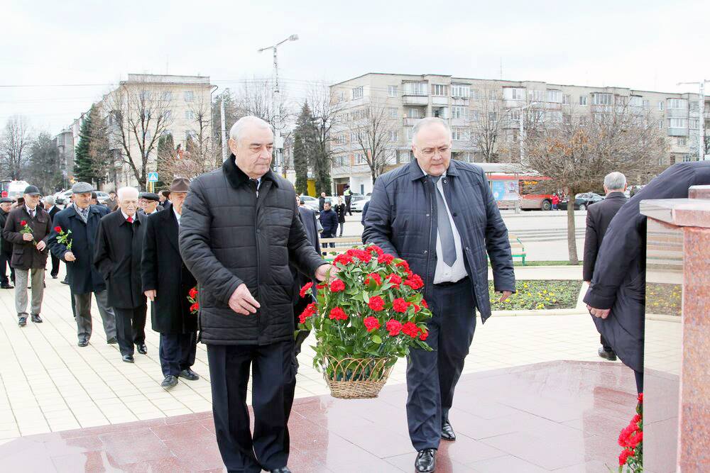 В Нальчике возложили цветы к памятнику Кайсыну Кулиеву