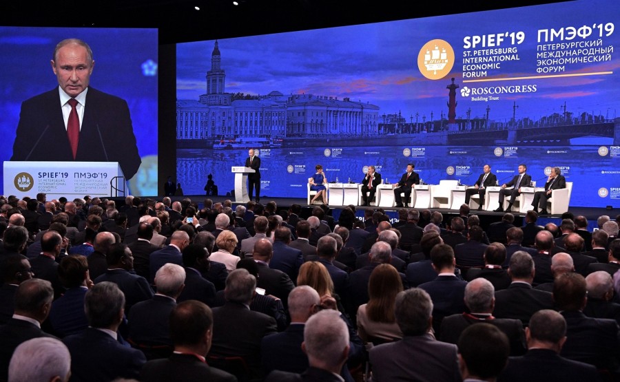 Владимир Путин выступил на пленарном заседании Петербургского международного экономического форума  