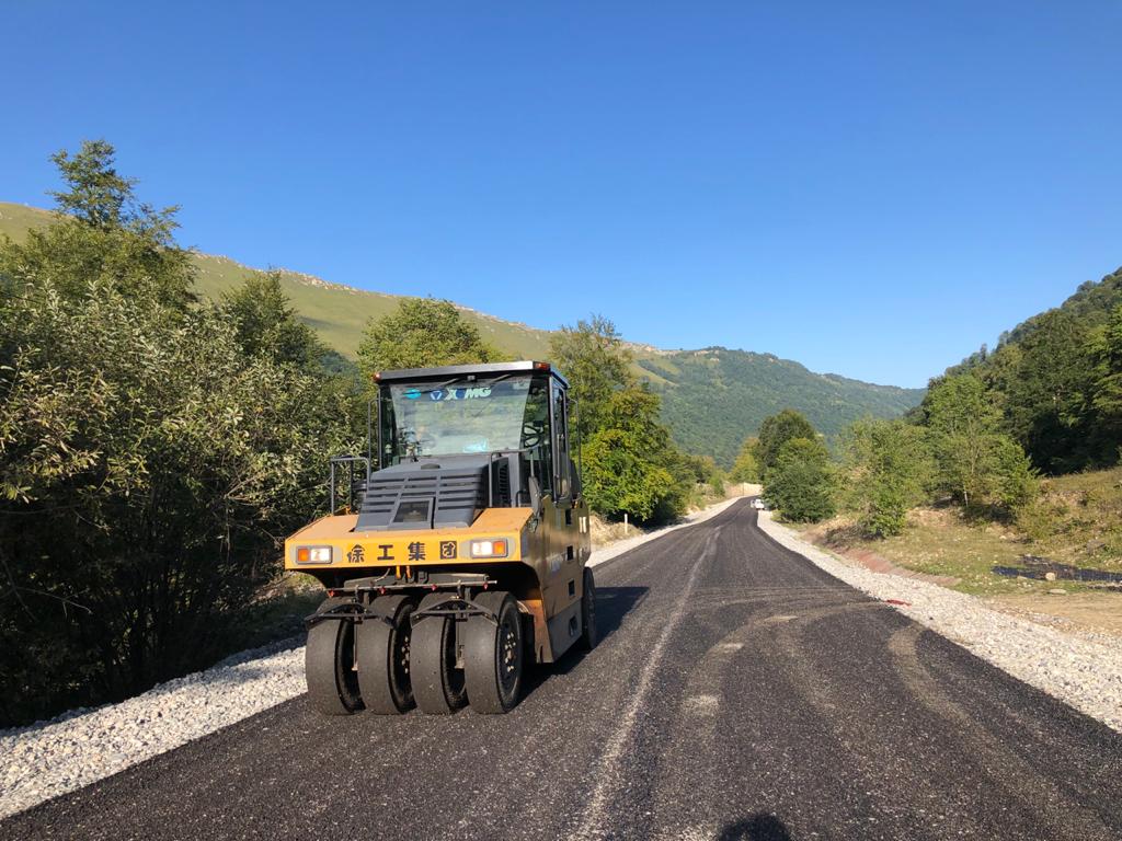 Продолжаются работы по реконструкции автодороги Бабугент – Безенги