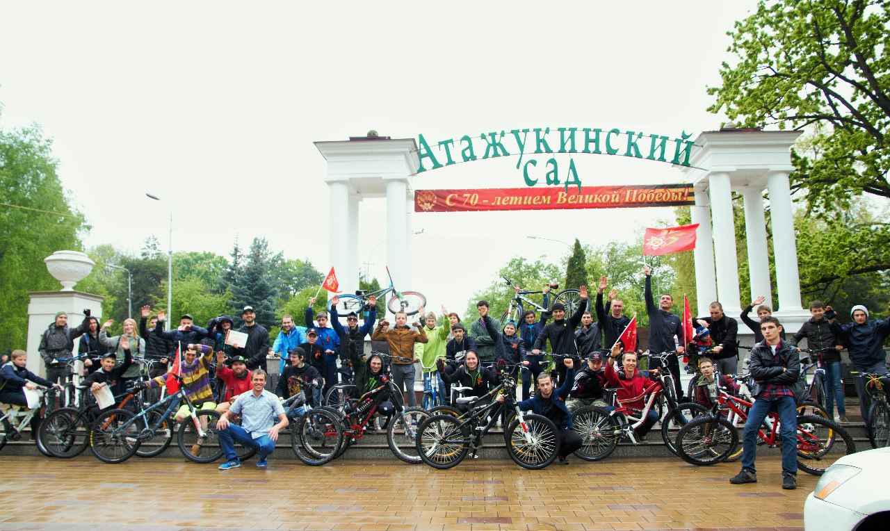 В Нальчике маутинбайкеры отметили праздник Победы большим велопробегом