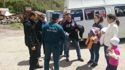 В Приэльбрусье сотрудники МЧС патрулируют места массового отдыха
