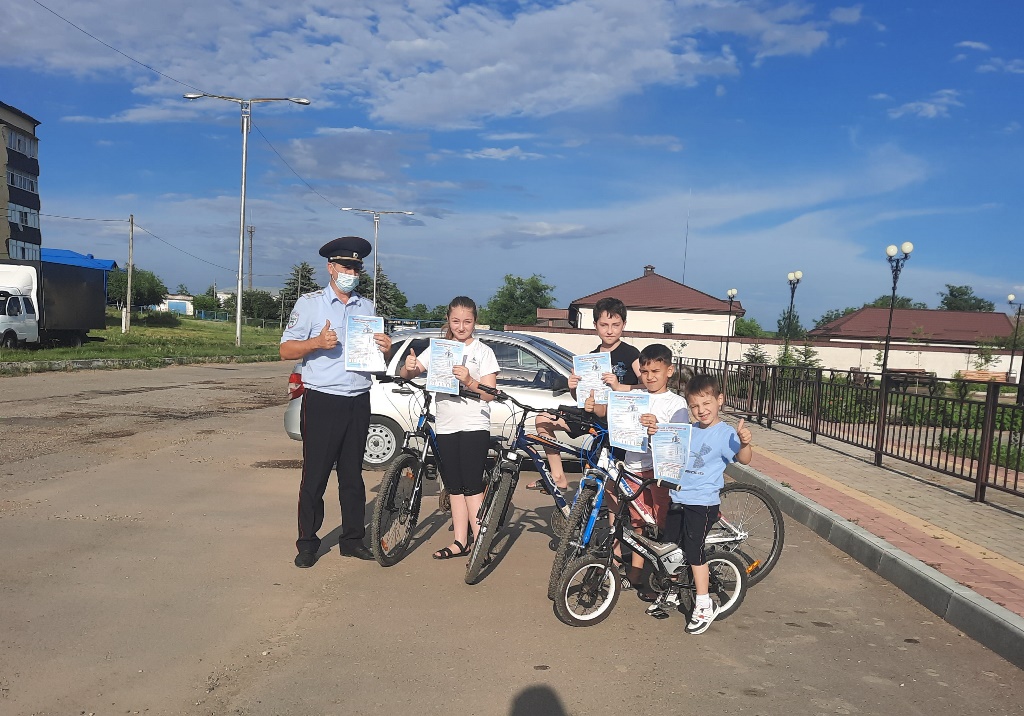 Автоинспекторы Кабардино-Балкарии продолжают инструктировать юных велосипедистов
