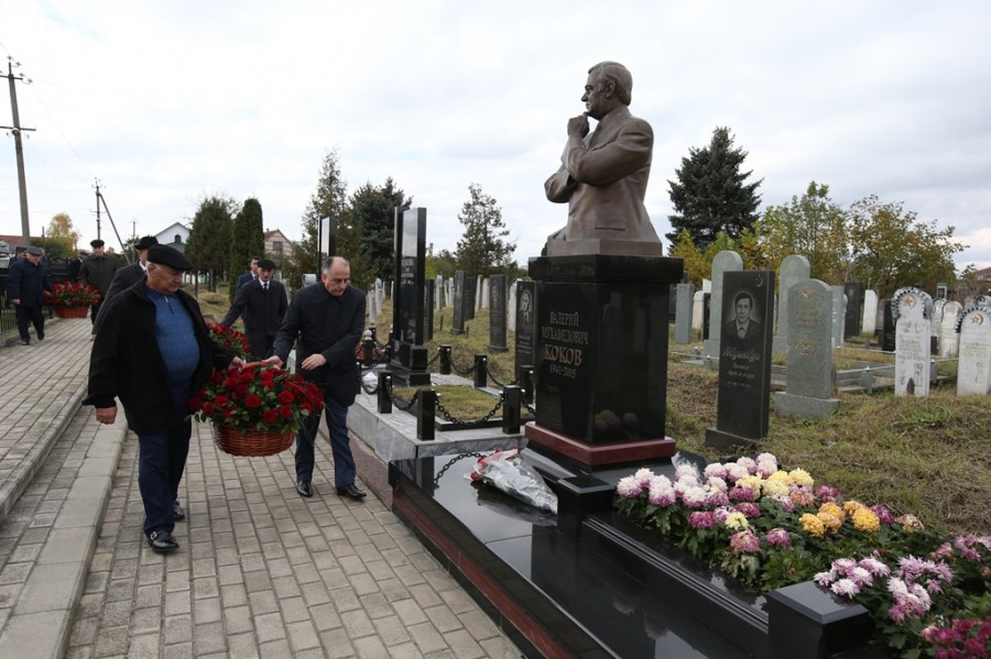 Юрий Коков посетил могилу первого президента Кабардино-Балкарии в Дыгулыбгее