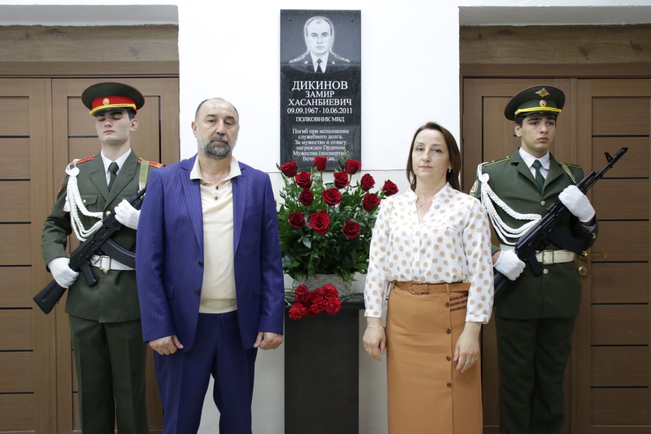 В КБР открыта мемориальная доска погибшему офицеру войск правопорядка