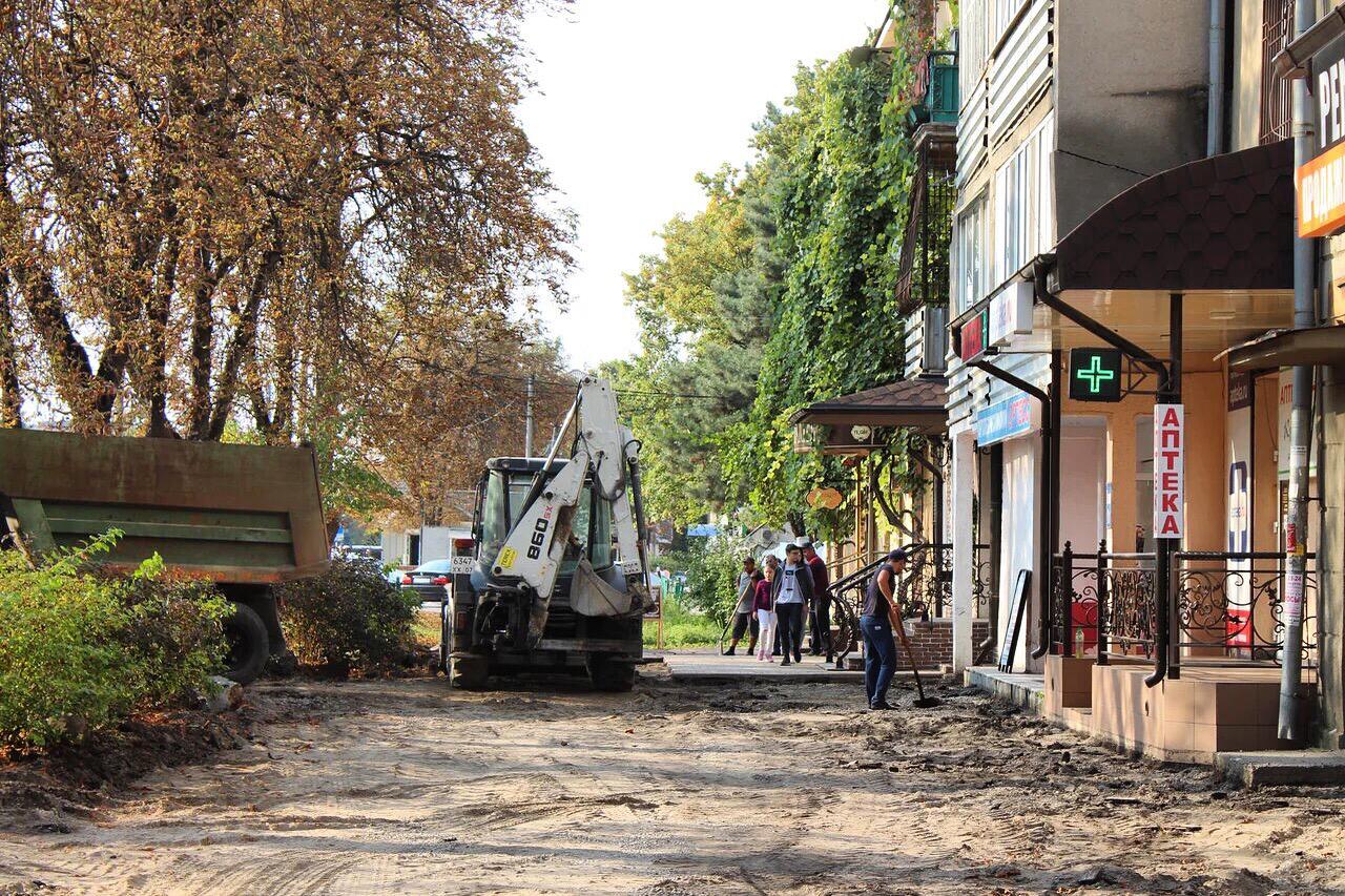 В Нальчике ремонтируют тротуары
