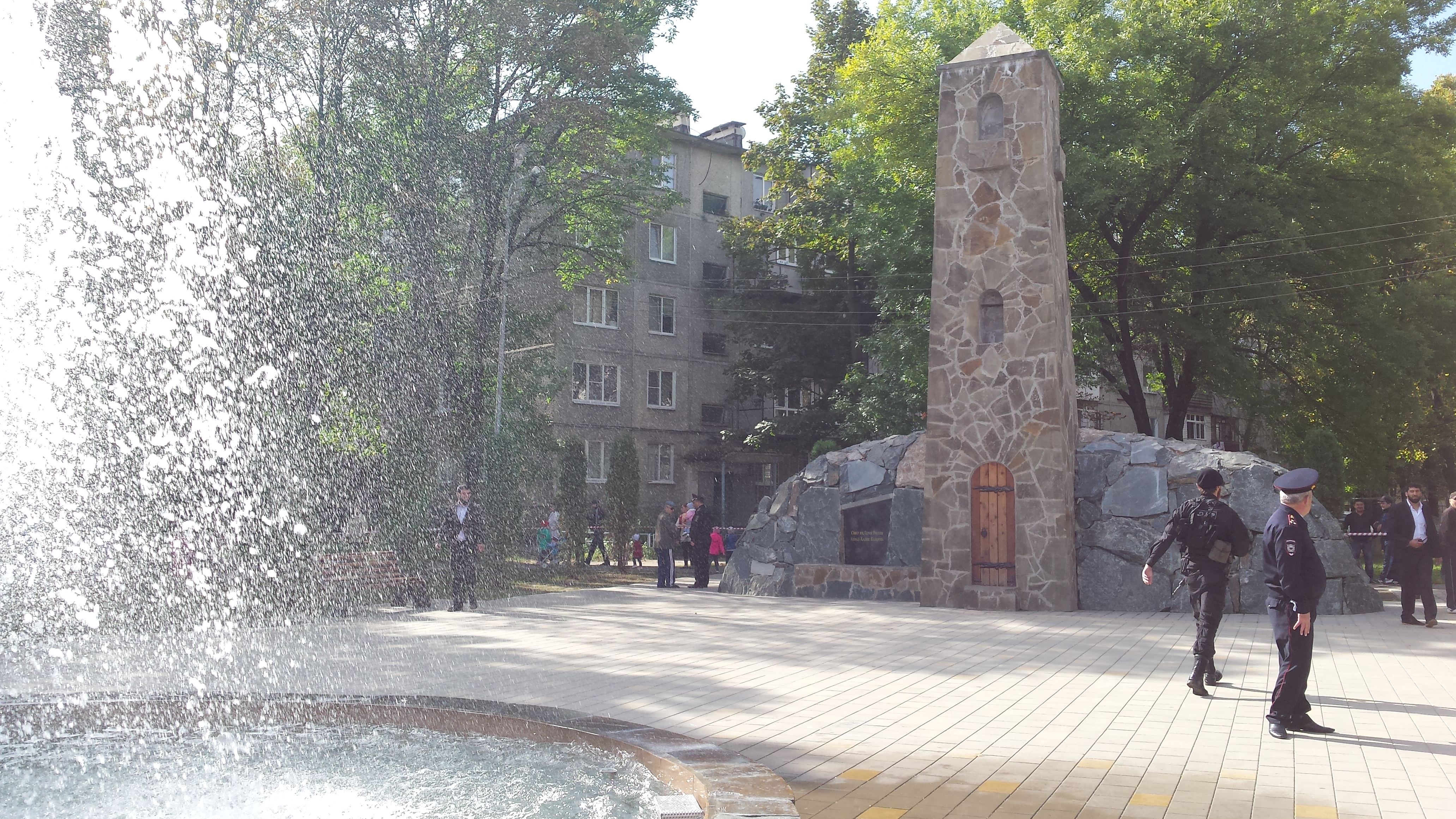 На улице Кадырова в Нальчике открылась памятная стела