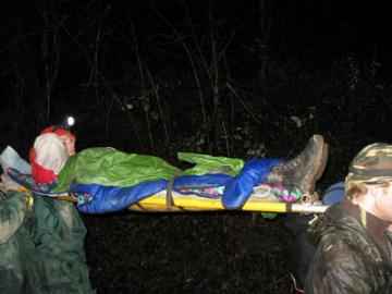 В КБР спасатели спустили с высокогорья мужчину, сломавшего ногу