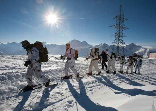 Военнослужащие Минобороны осваивают горнолыжную подготовку в Приэльбрусье
