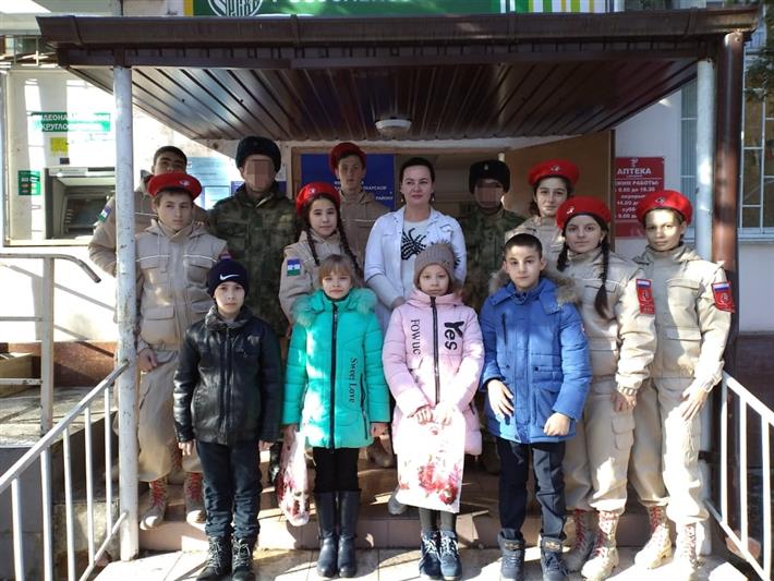 В поселке Звездный росгвардейцы вместе с юнармейцами посетили семьи погибших военнослужащих