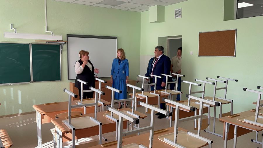 Глава КБР Казбек Коков обсудил с директором новой школы в Ново-Ивановском вопросы повышения качества обучения детей