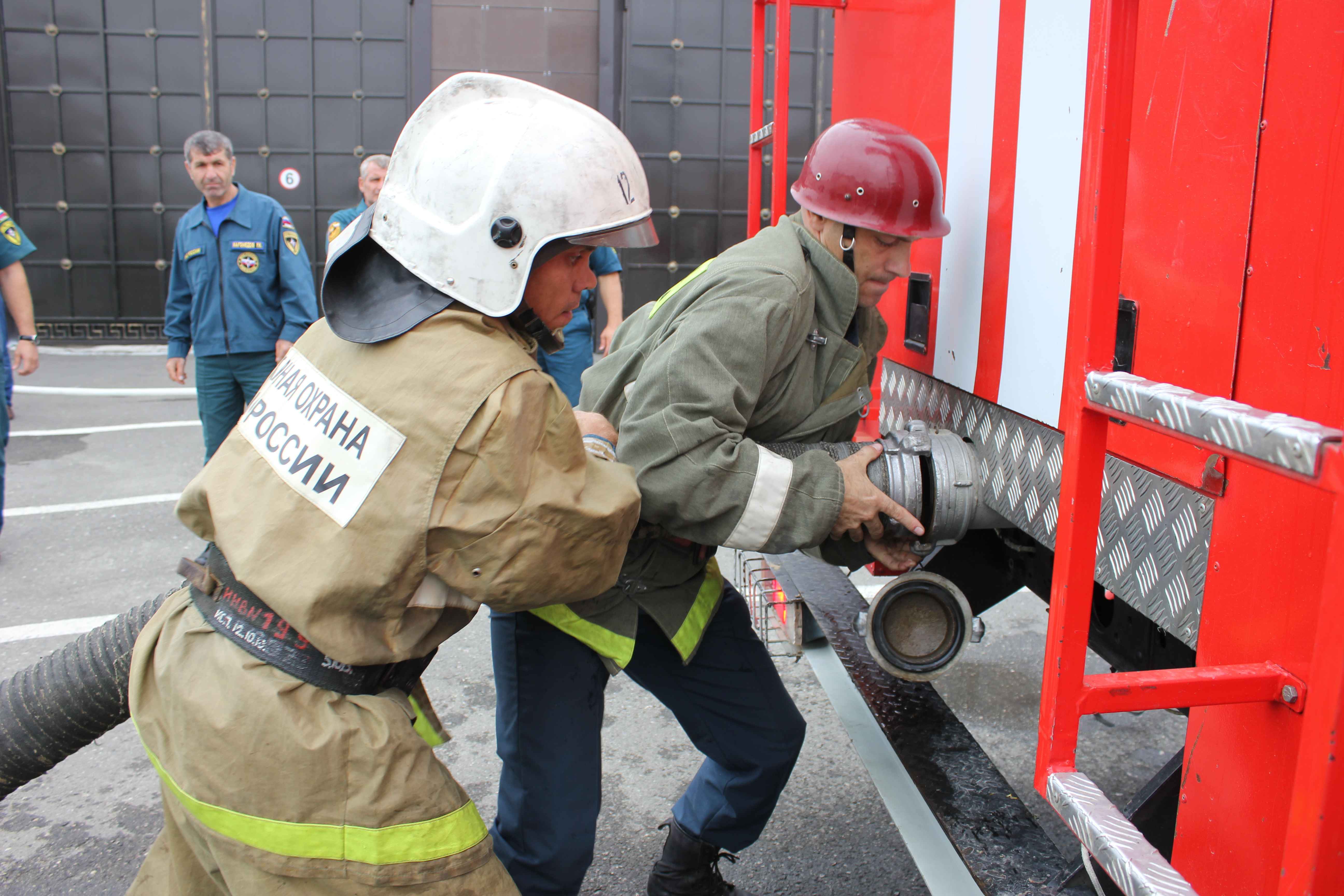 Пожарные КБР отличились на профессиональном конкурсе в Грозном