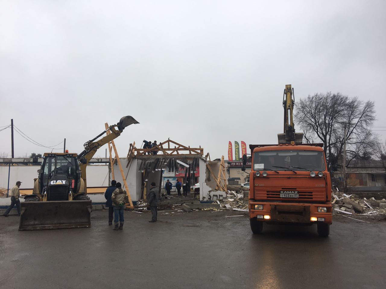 На улице Толстого идет демонтаж остановочного комплекса