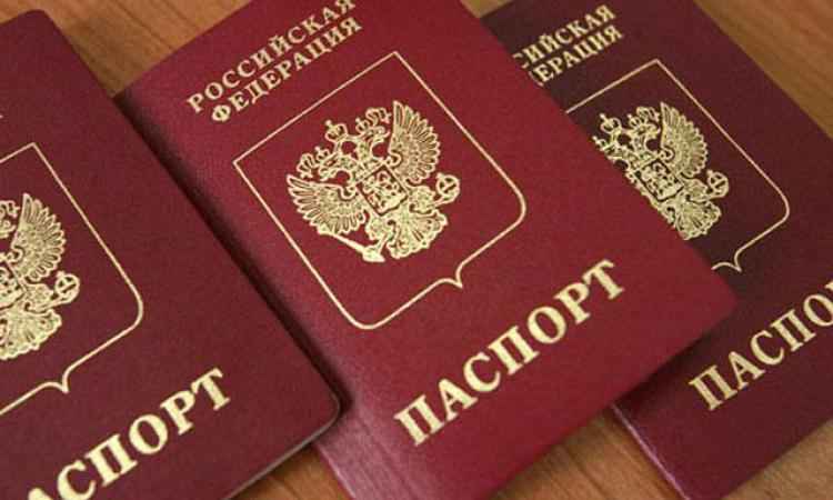 Сотрудники ФМС из КБР помогают крымчанам получать российские паспорта