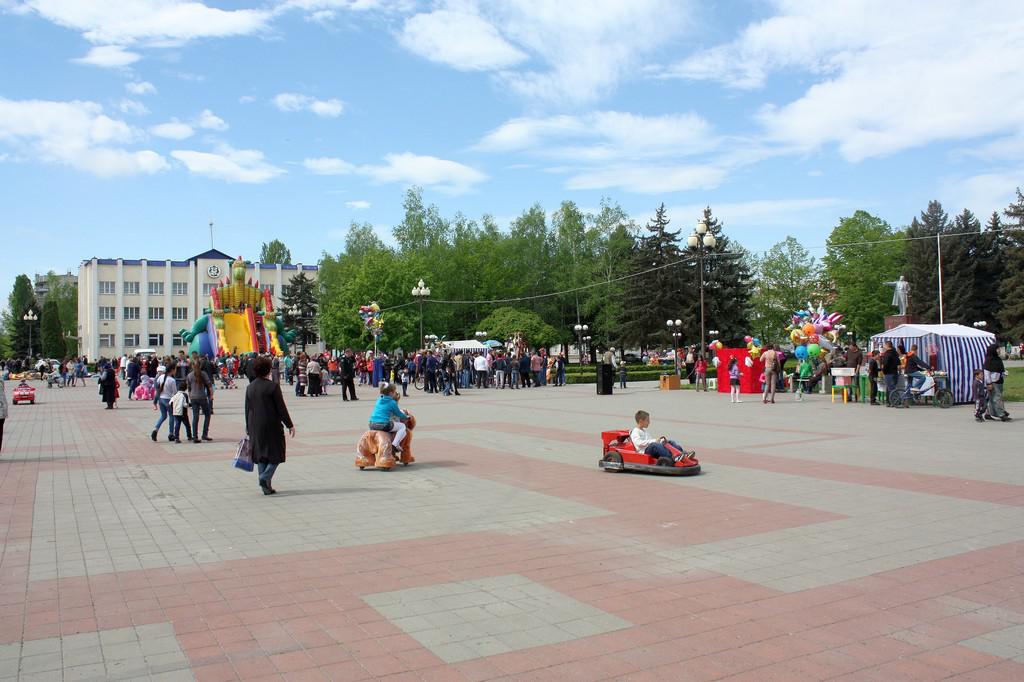 В Майском торжественно отмечают День российского флага