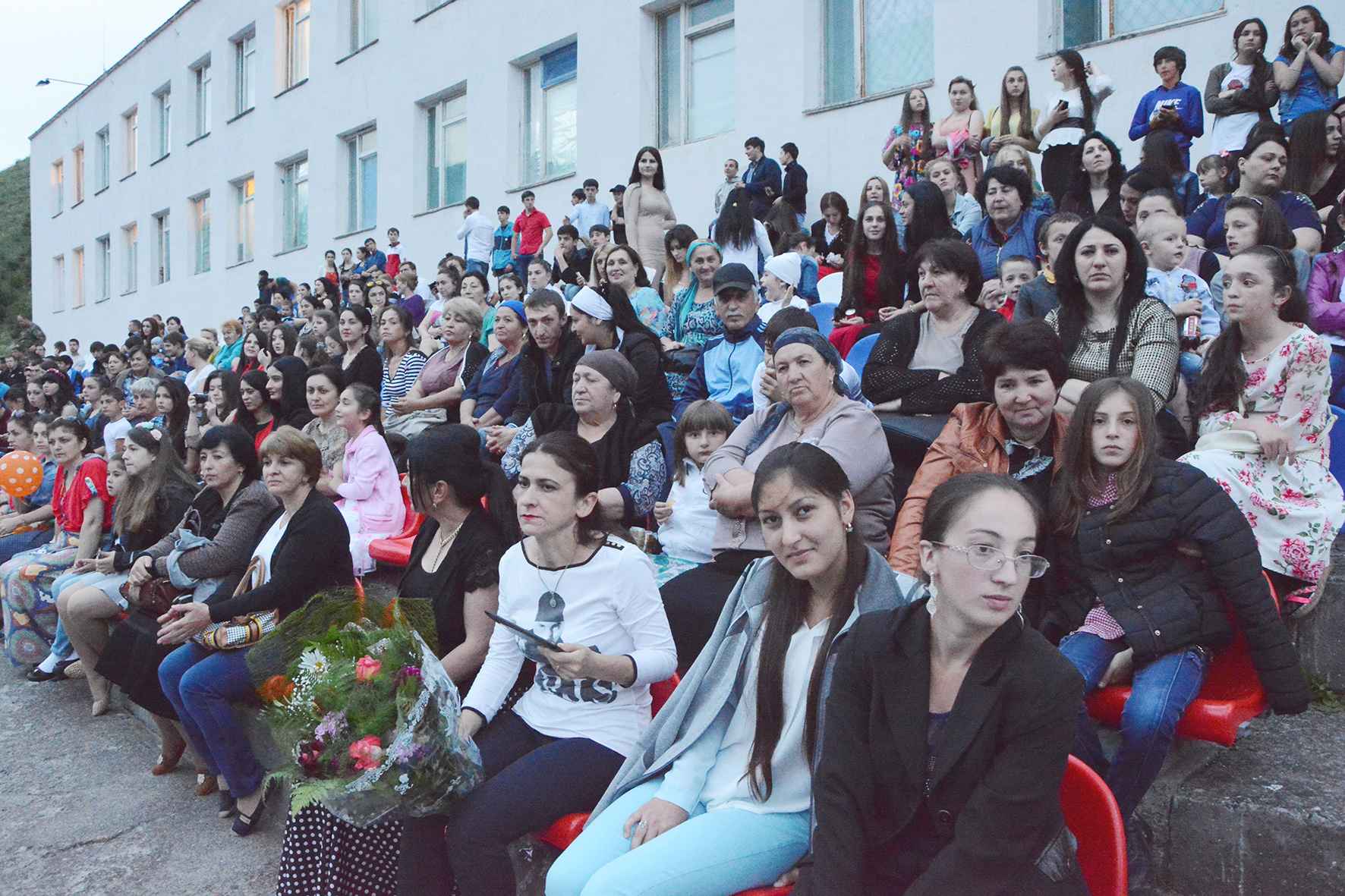Для выпускников Тырныауза организовали праздничный концерт
