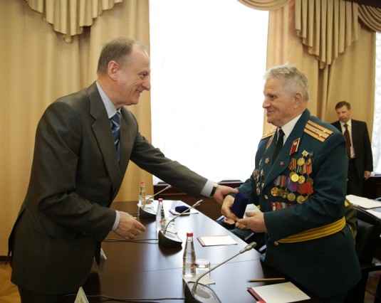 Патрушев вручил Почетный знак Совбеза России ветерану из Кабардино-Балкарии