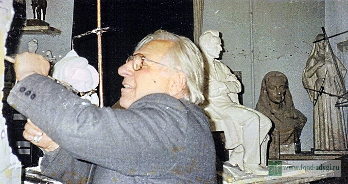 В КБР отметят 90-летие скульптора Михаила Тхакумашева