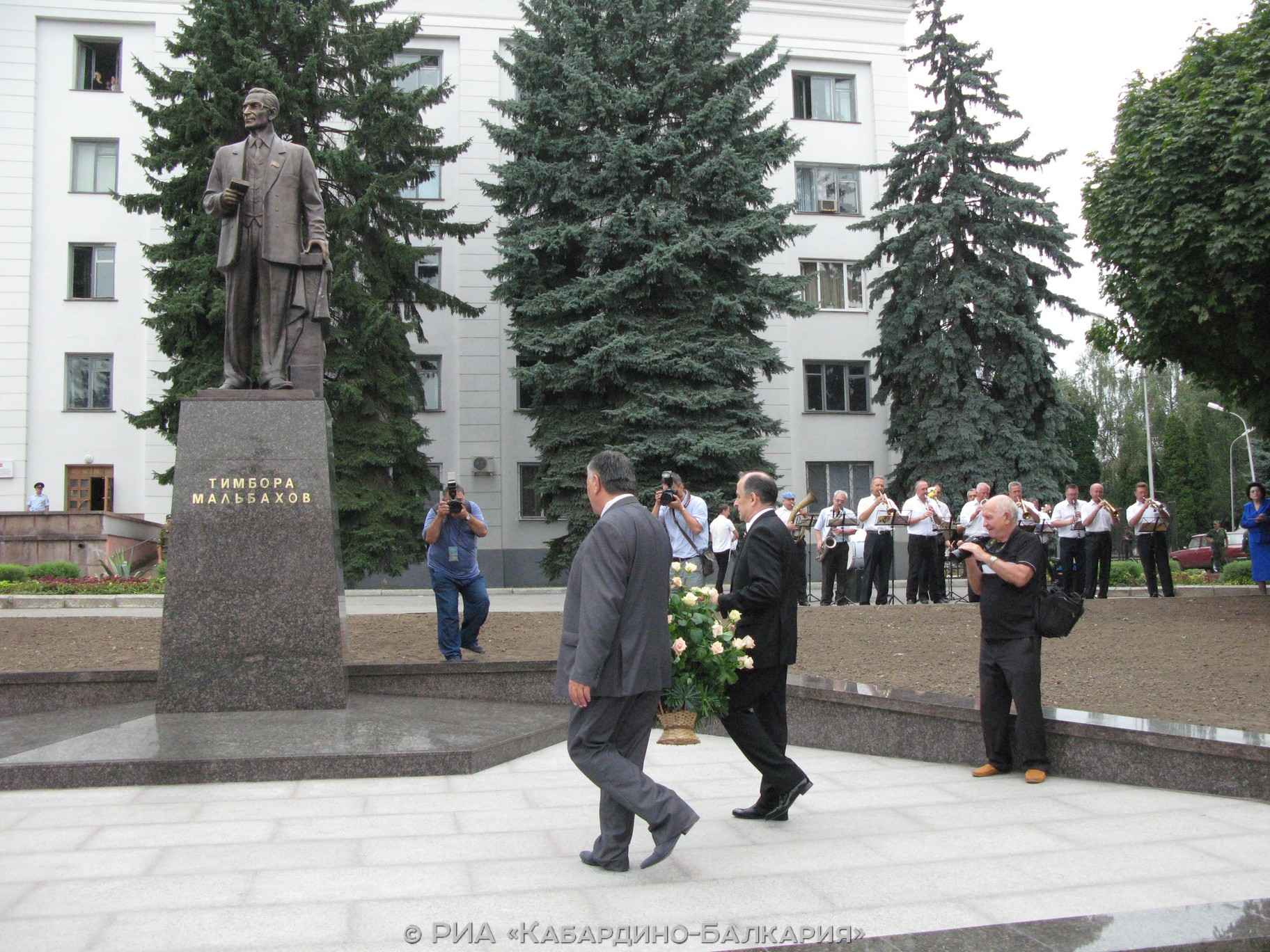 Возле Дома правительства открыт памятник Т. Мальбахову 