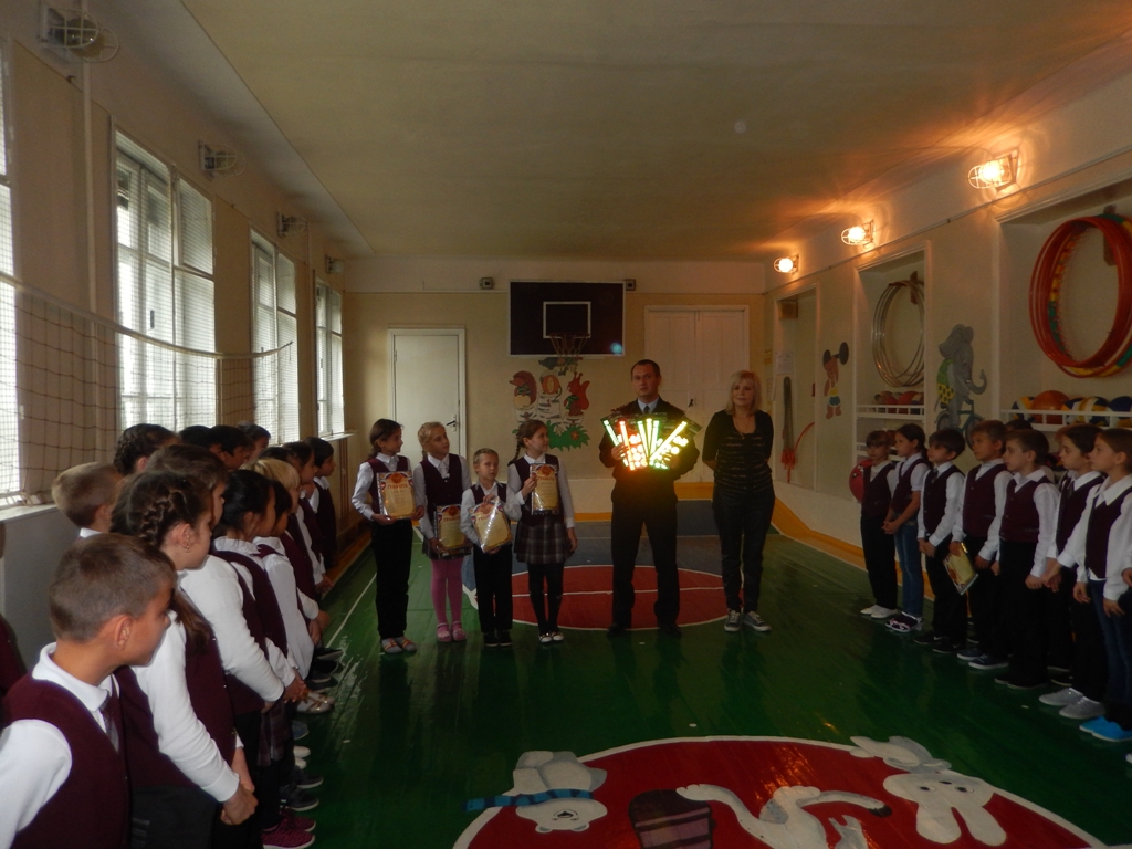 Обучающие фотосессии для школьников Кабардино-Балкарии наглядно демонстрируют эффективность световозвращателей в осеннюю погоду