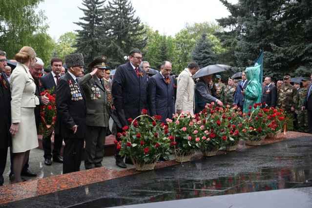 Глава Кабардино-Балкарии Юрий Коков вместе с ветеранами возложил цветы к Вечному огню 