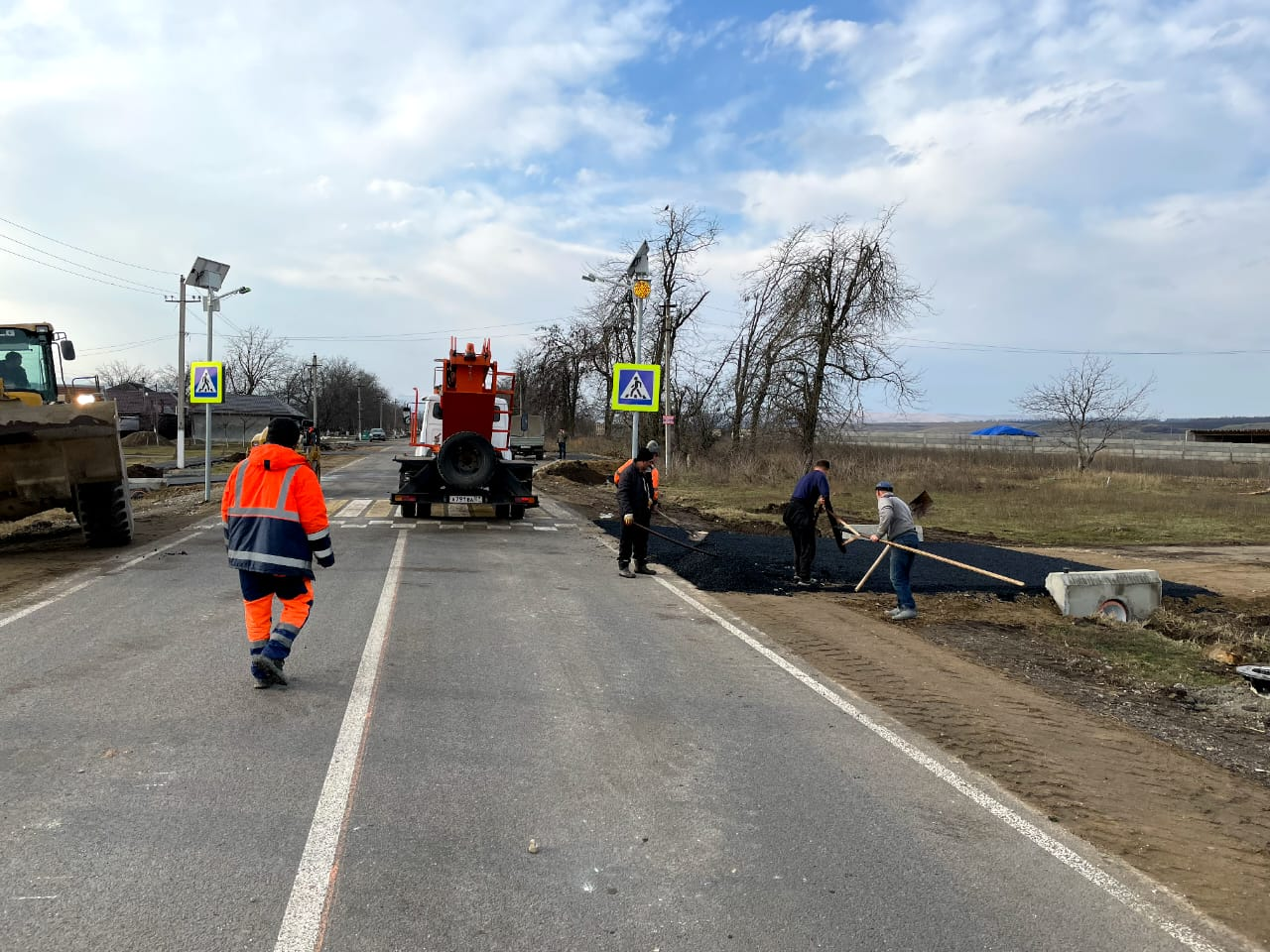 Идет ремонт дороги на подъезде к Камлюково