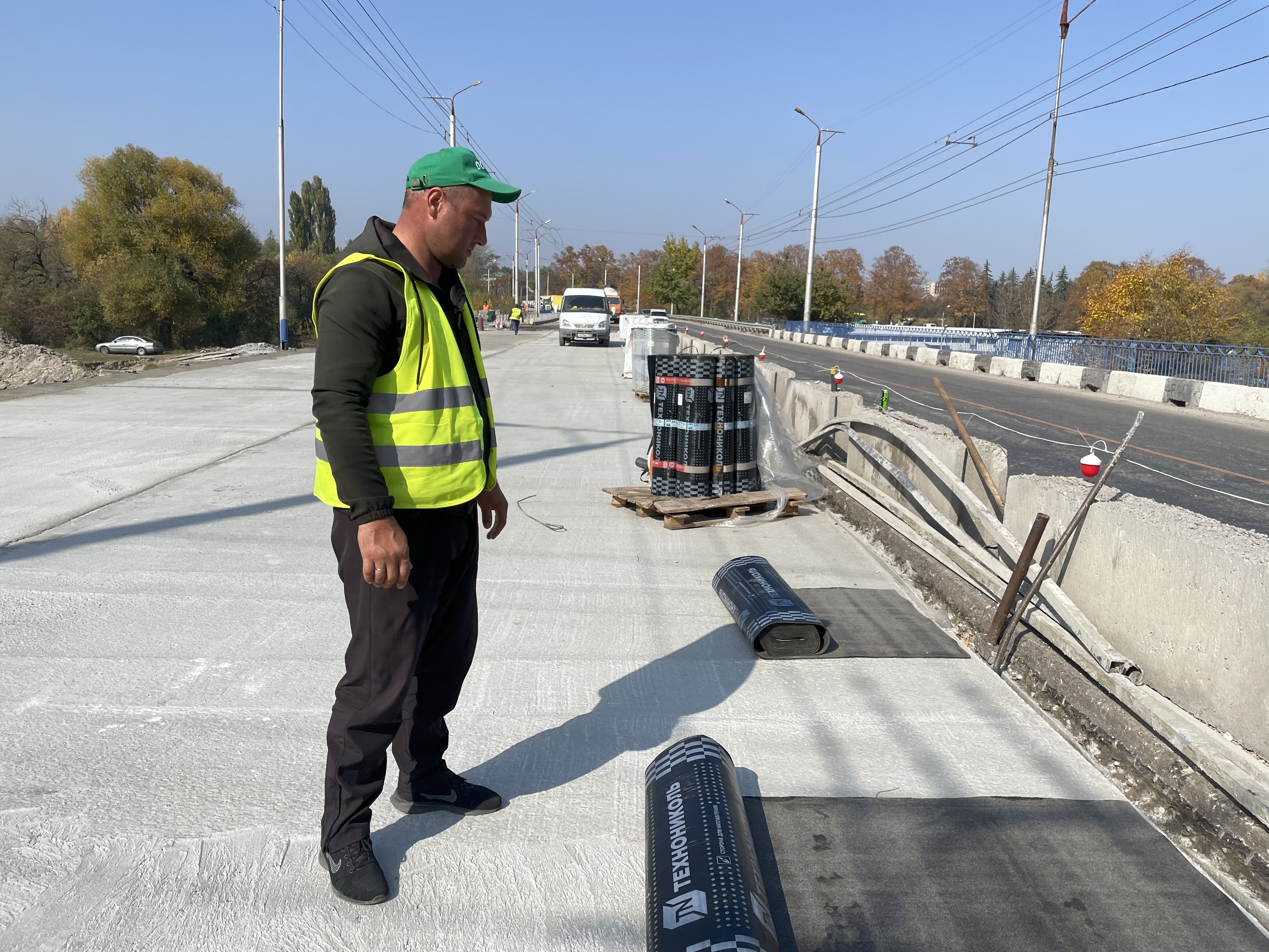 Дорожники ремонтируют мост на улице Канукоева
