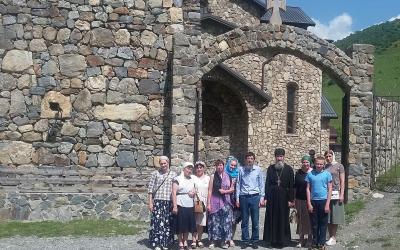  В селе Красносельском церковь увенчали куполом и крестом