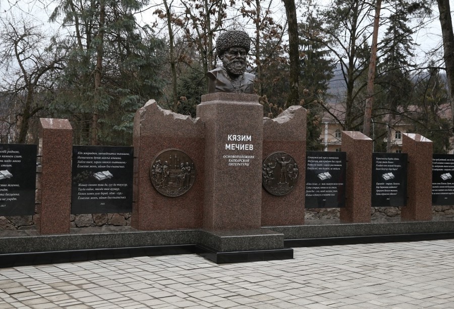 Казбек Коков принял участие в открытии памятника Кязиму Мечиеву в Нальчике