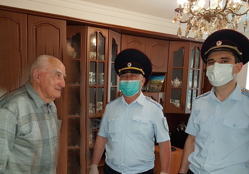 Полицейские Эльбрусского района оказали помощь ветеранам войны