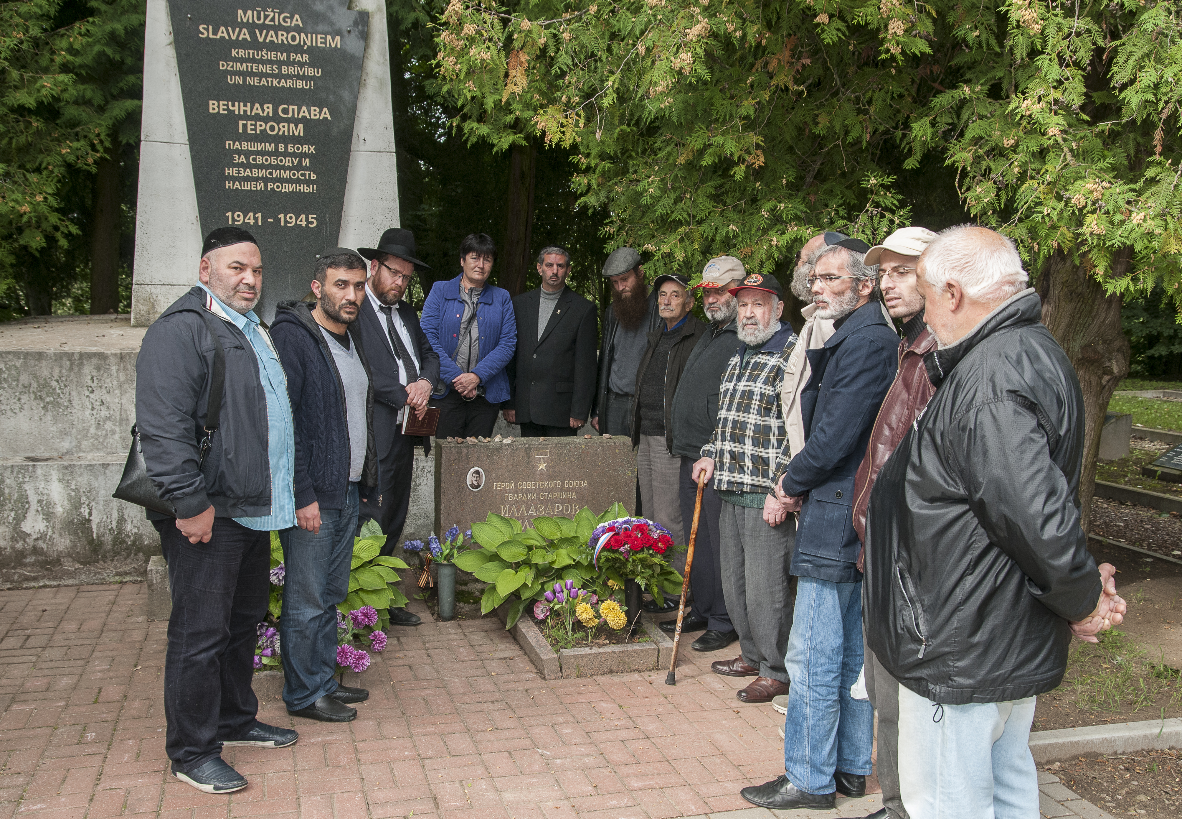Внук Исая Иллазарова посетил могилу деда в Латвии