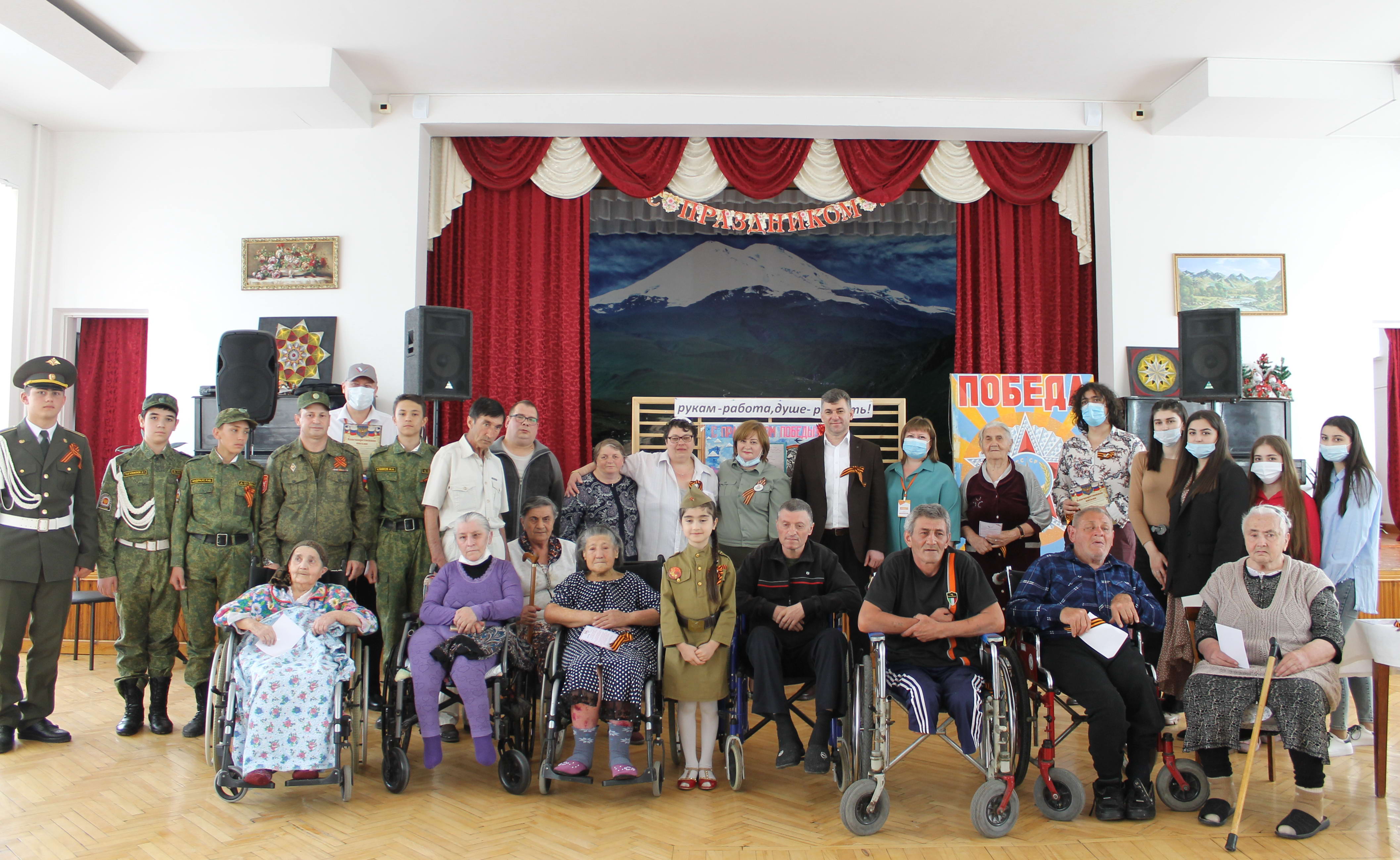 Общественники КБР организовали для жильцов Дома престарелых праздничный концерт