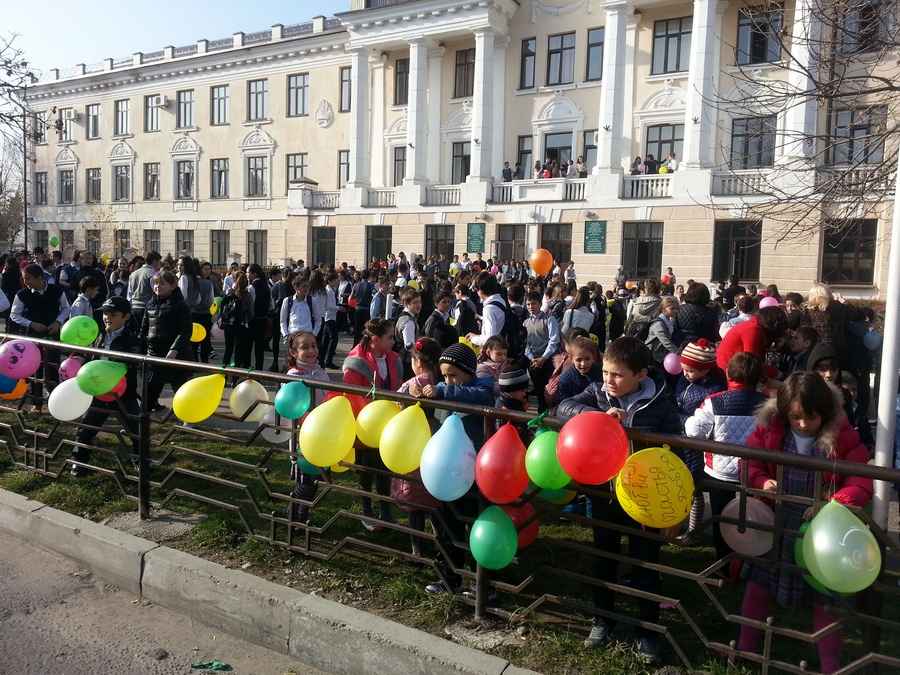 Школьники Нальчика отметили Международный день толерантности