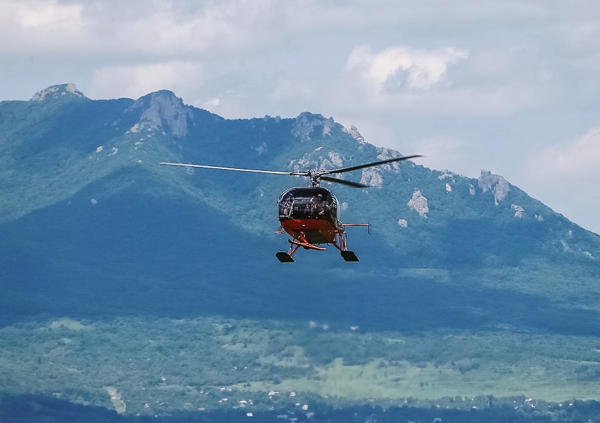 К поискам пропавшего альпиниста привлекли еще один вертолет