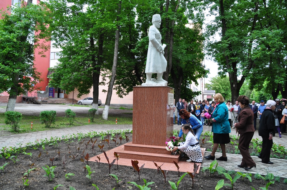 Памятник Шоре Ногмову вернулся на свое место в Прохладном