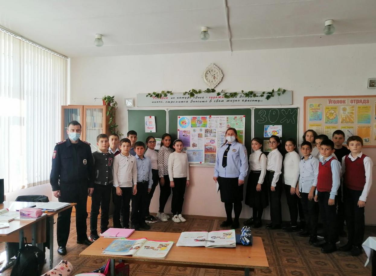Полицейские Эльбрусского района провели профилактическое мероприятие в школе Тырныауза 