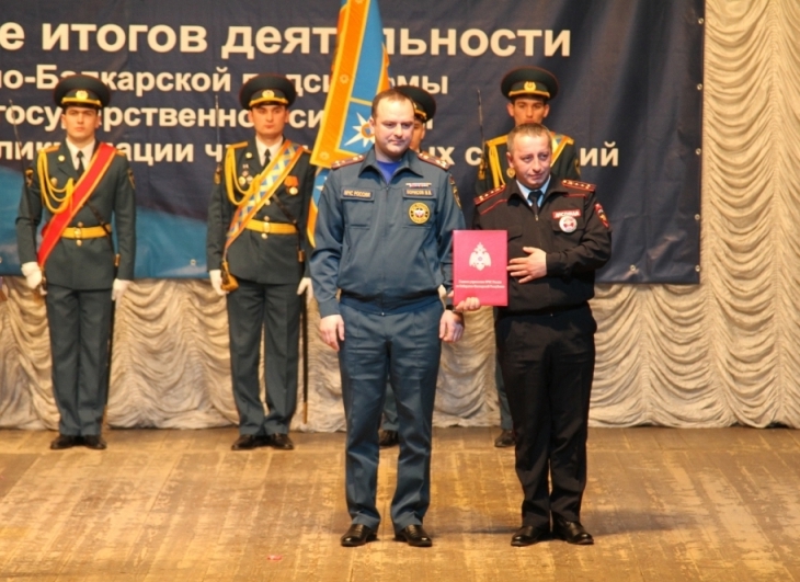 Гаишников из Нальчика наградили за мужество на пожаре