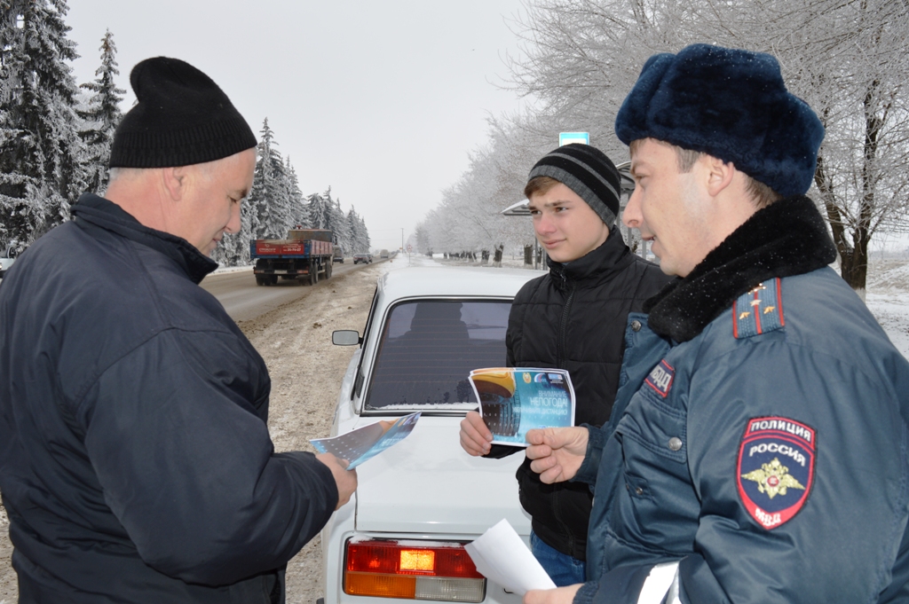 Студенты-волонтеры Кабардино-Балкарии напоминают водителям на загородных трассах о правилах безопасности на зимних дорогах