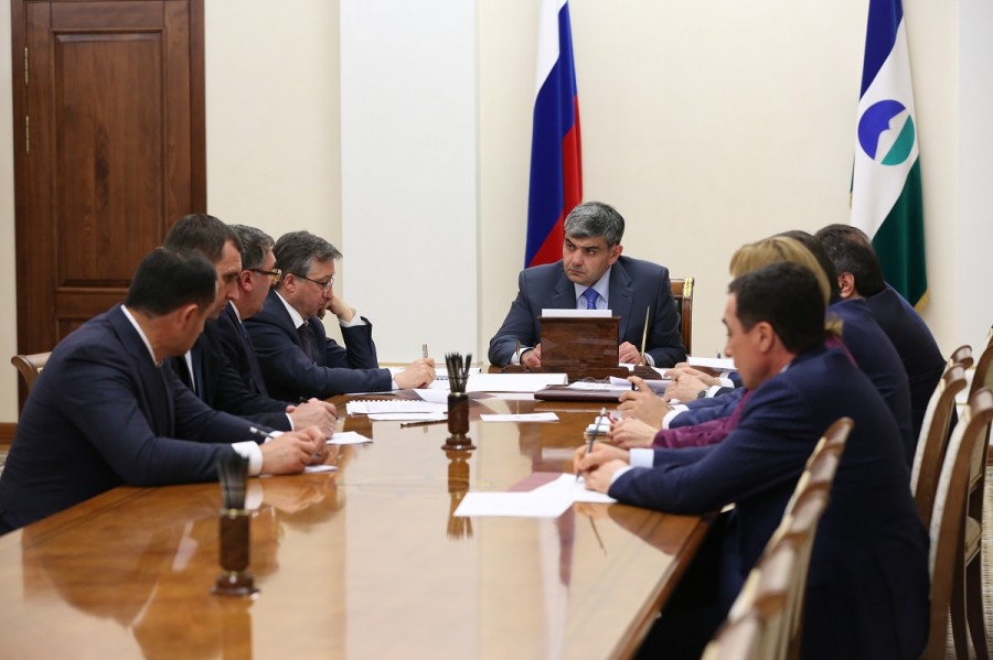 Казбек Коков провел совещания по вопросам развития рынка пассажирских перевозок и республиканской дорожной сети  