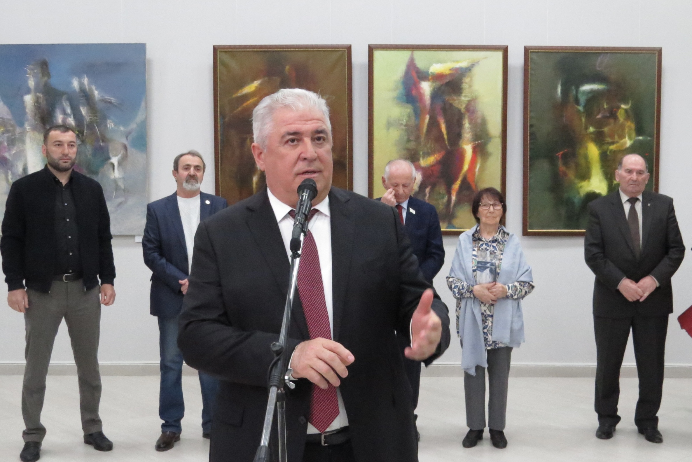В Национальном музее КБР открылась выставка Якуба Аккизова