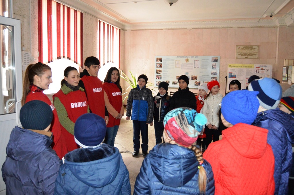 Во время школьных перемен волонтеры Нальчика проводят экспресс-занятия