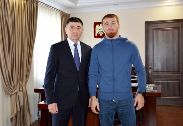 Министр спорта КБР встретился с бойцом ММА