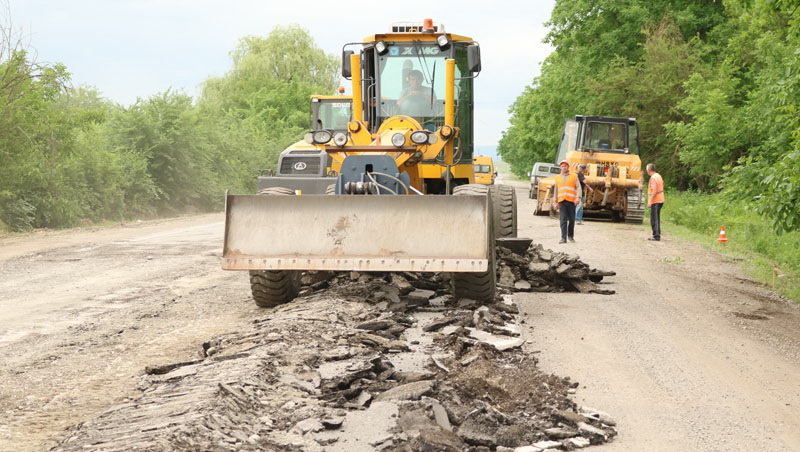 В Терском районе проводится реконструкция автодороги до административной границы Северной Осетии