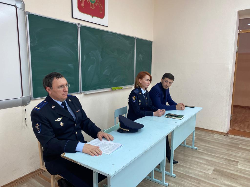 В Нальчике следователи провели занятие с учащимися кадетского класса полиции