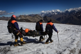 Спасатели эвакуировали альпиниста с травмой головы с Эльбруса 