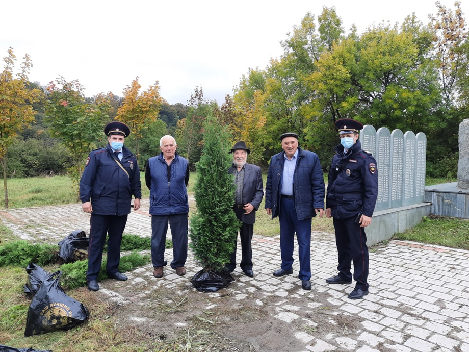 В Кашхатау полицейские высадили молодые деревья в память о погибших бойцах